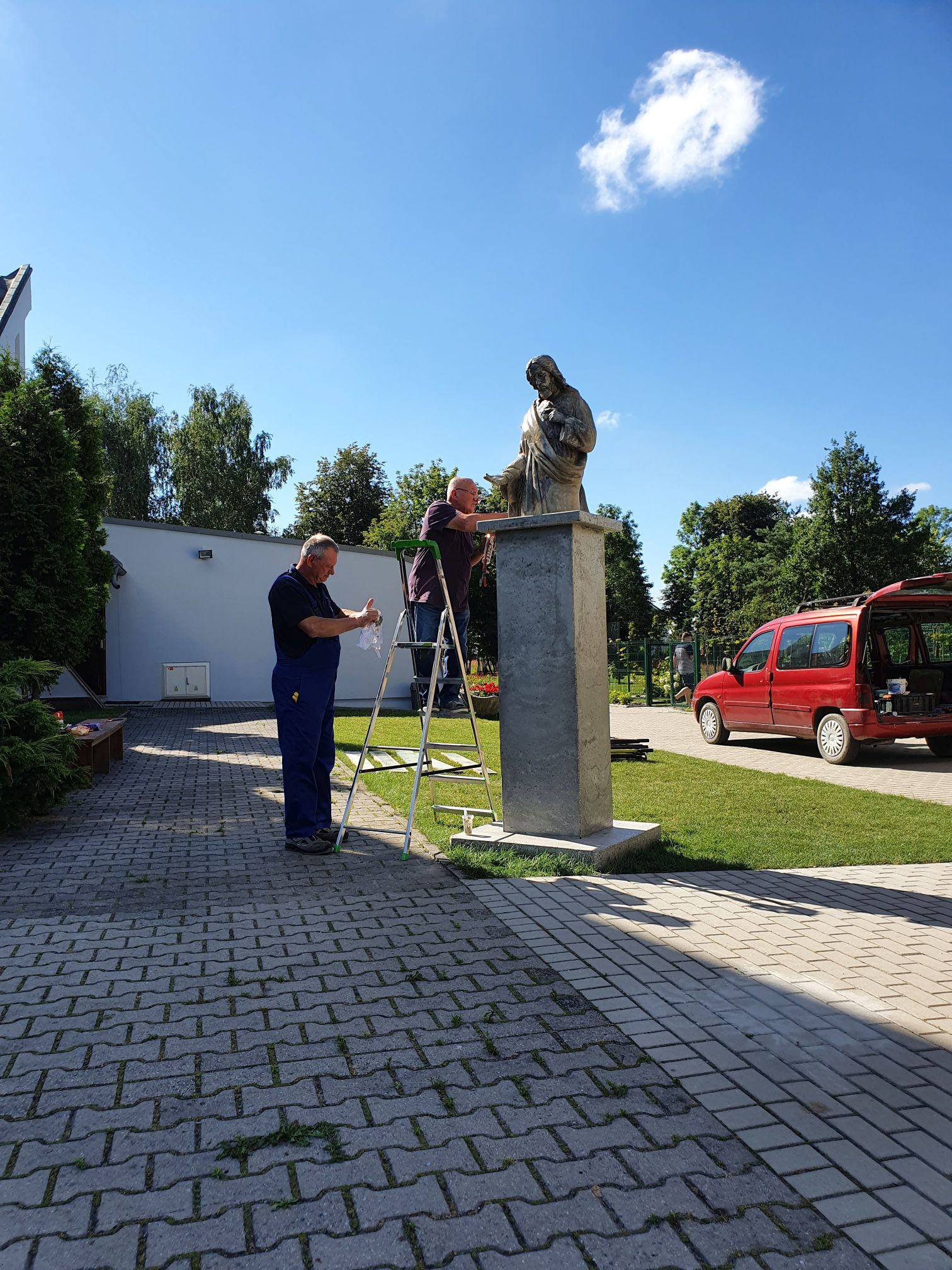 Osadzanie odnowionej figury na&nbsp;postumencie