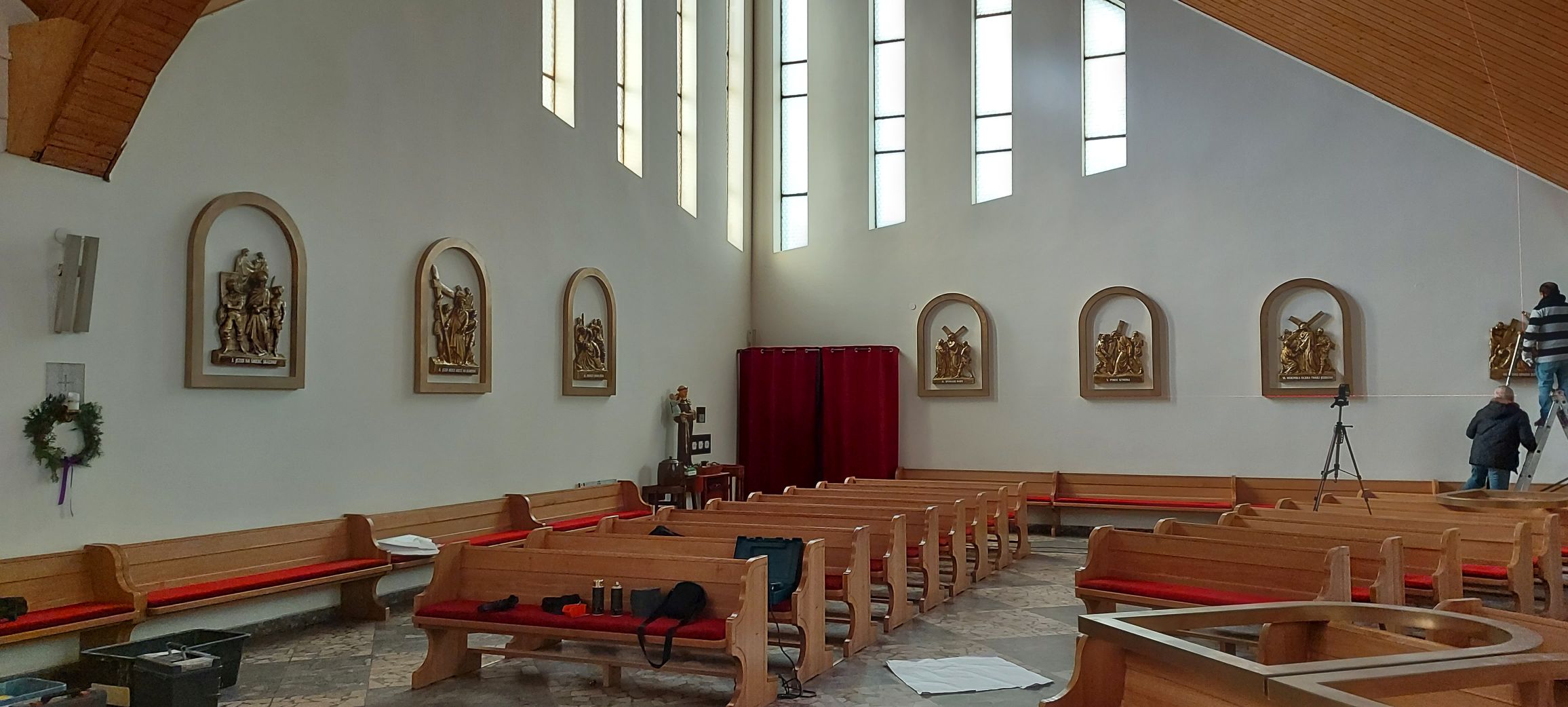 Montaż ram do&nbsp;stacji drogi krzyżowej